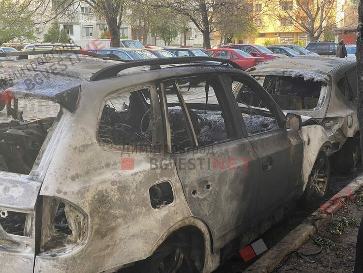 Два автомобила изгоряха в Димитровгрд