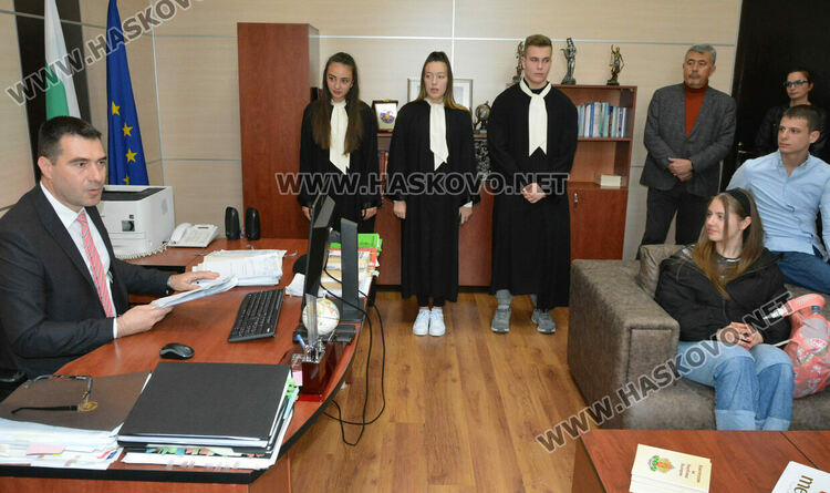 Демонстрираха използването на белезници и оръжия при конвоя на арестантите в хасковския съд