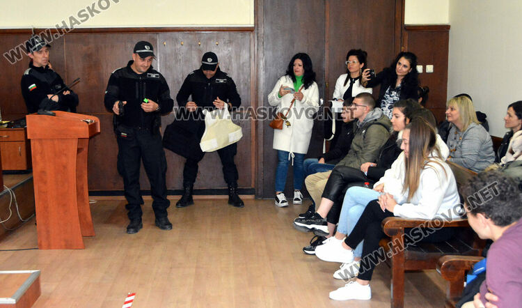 Демонстрираха използването на белезници и оръжия при конвоя на арестантите в хасковския съд