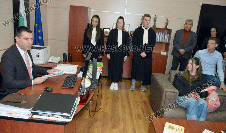 Демонстрираха използването на белезници и оръжия при конвоя на арестантите в хасковския съд