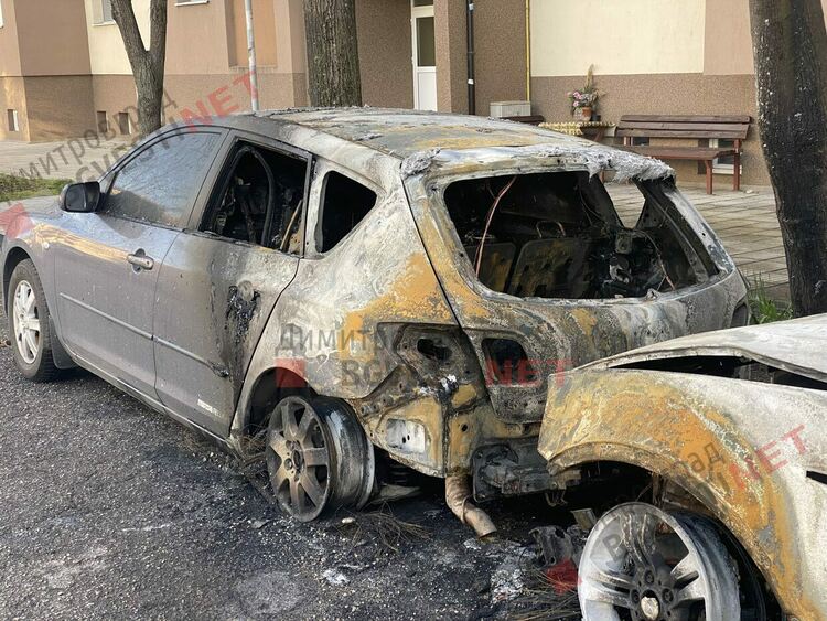 Два автомобила изгоряха в Димитровгрд