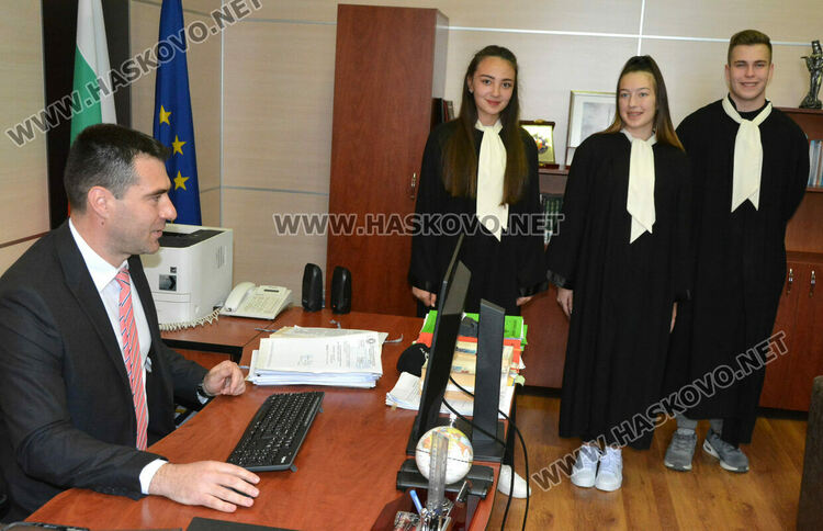 Демонстрираха използването на белезници и оръжия при конвоя на арестантите в хасковския съд