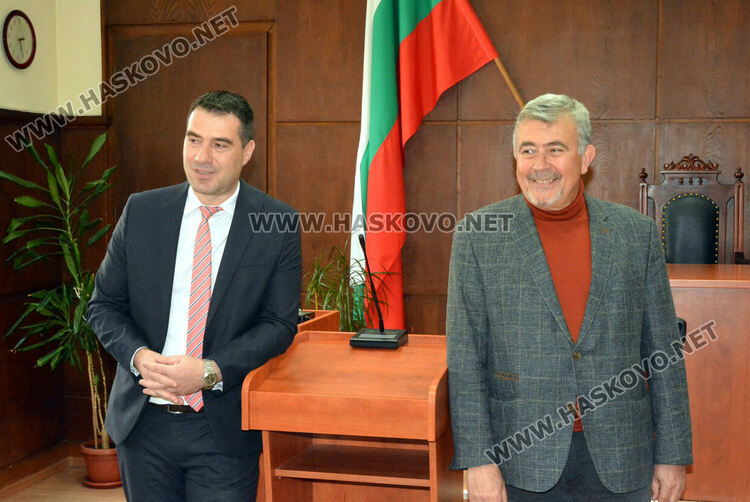 Демонстрираха използването на белезници и оръжия при конвоя на арестантите в хасковския съд