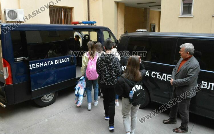 Демонстрираха използването на белезници и оръжия при конвоя на арестантите в хасковския съд