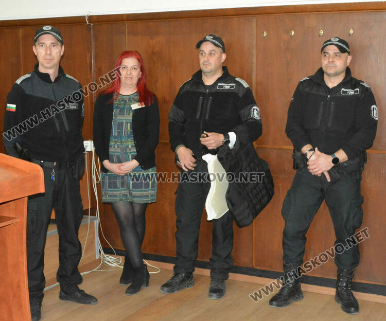 Демонстрираха използването на белезници и оръжия при конвоя на арестантите в хасковския съд