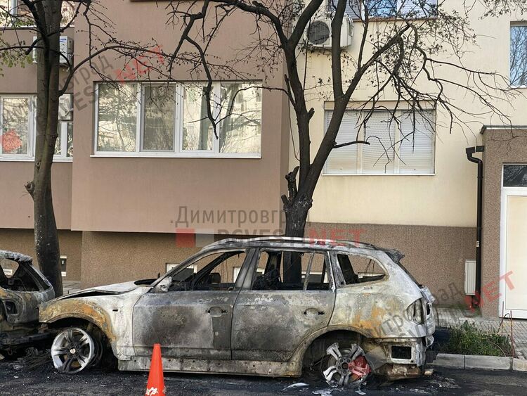 Два автомобила изгоряха в Димитровгрд