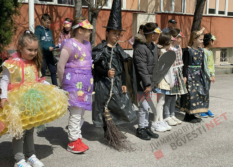 Ученици от ОУ "П.Славейков" с екоинициативи събират средства за Зелена класна стая