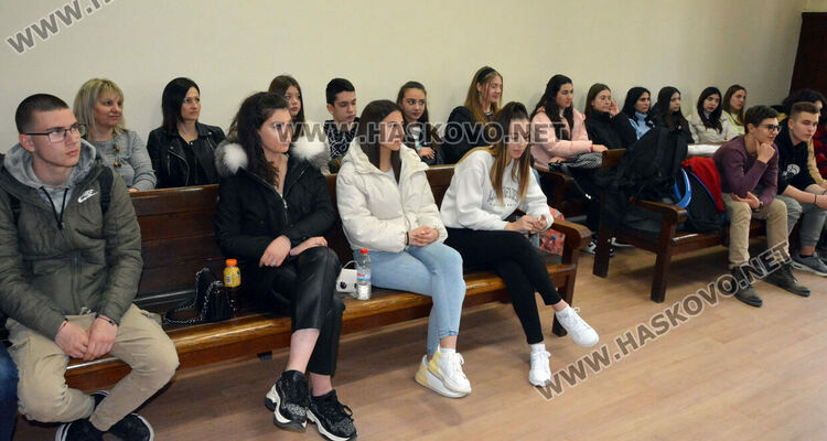 Демонстрираха използването на белезници и оръжия при конвоя на арестантите в хасковския съд