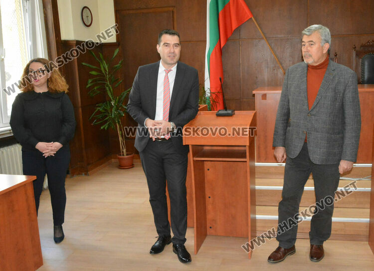 Демонстрираха използването на белезници и оръжия при конвоя на арестантите в хасковския съд