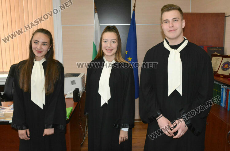 Демонстрираха използването на белезници и оръжия при конвоя на арестантите в хасковския съд