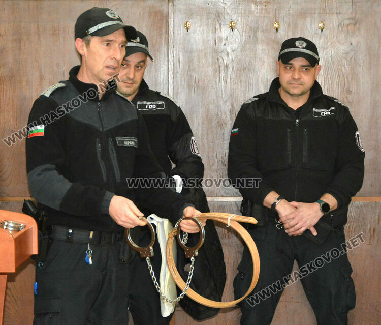 Демонстрираха използването на белезници и оръжия при конвоя на арестантите в хасковския съд