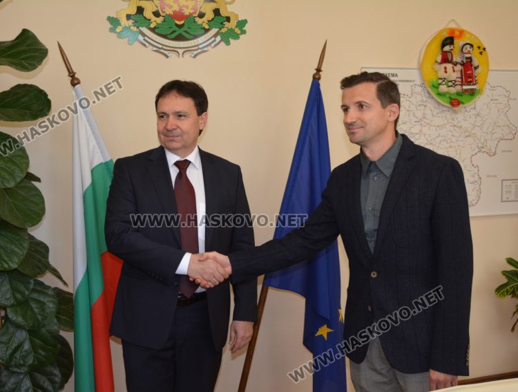 Областният управител Красимир Ангелов влезе в кабината си, заместникът му Мартин Узунов напуска