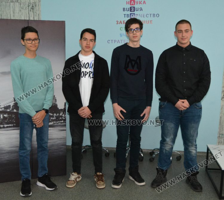 на снимката отляво на дясно:Теодор Георгиев, Александър Панайотов, Мартин Найденов, Лъчезар Георгиев