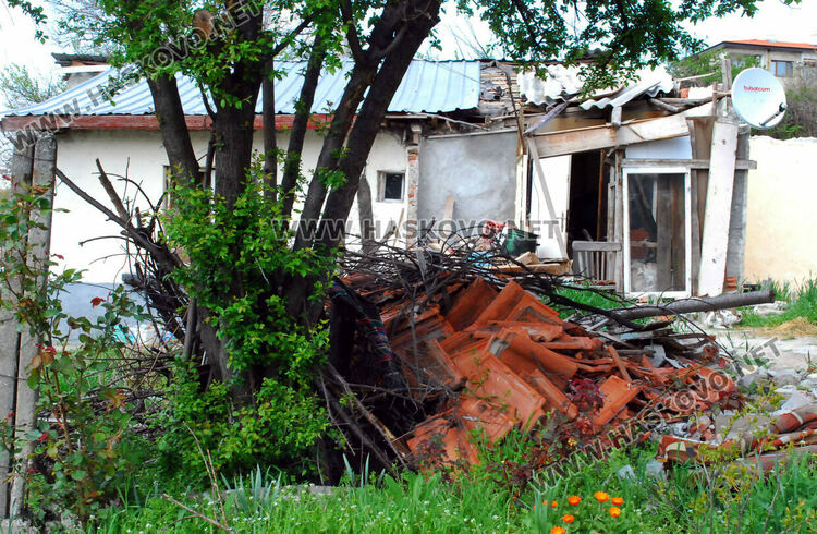 Възрастен мъж почина, зарязан от децата си, в дома си в Хасково