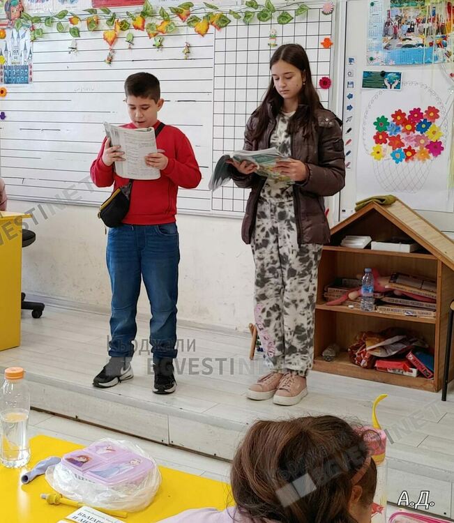 Петокласници от „Славейков“ четоха приказки на първолачетата