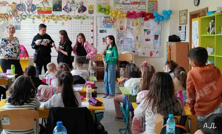 Петокласници от „Славейков“ четоха приказки на първолачетата