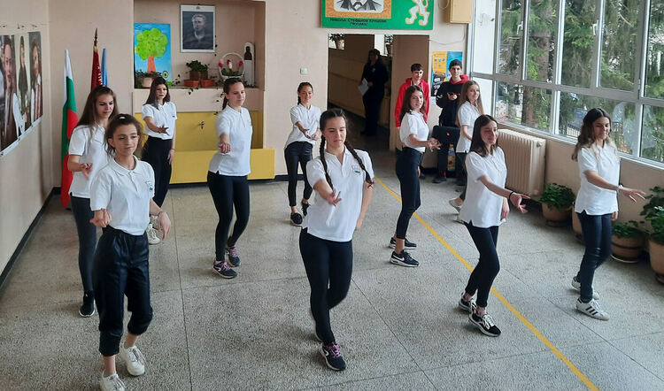 Ученици от гимназията по туризъм се включиха в създаване на филм