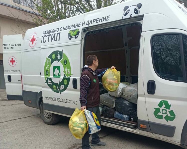 Общината, съвместнос с БЧК и Текслайф започна акция за събиране на дрехи