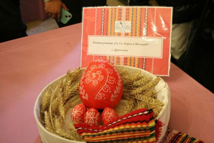 Традиционния великденски конкурс "Писано яйце&ldquo; се проведе в Двореца на културата