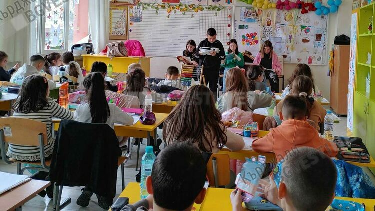 Петокласници от „Славейков“ четоха приказки на първолачетата