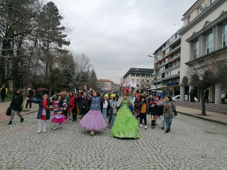 Пролетта дойде в Кърджали с пъстър Пролетен детски карнавал  