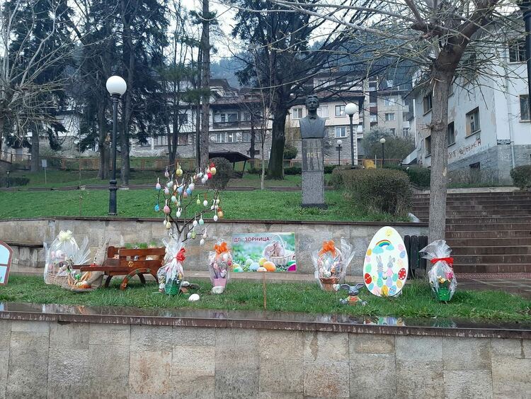 Смолян потъна във великденска украса, общината благодари