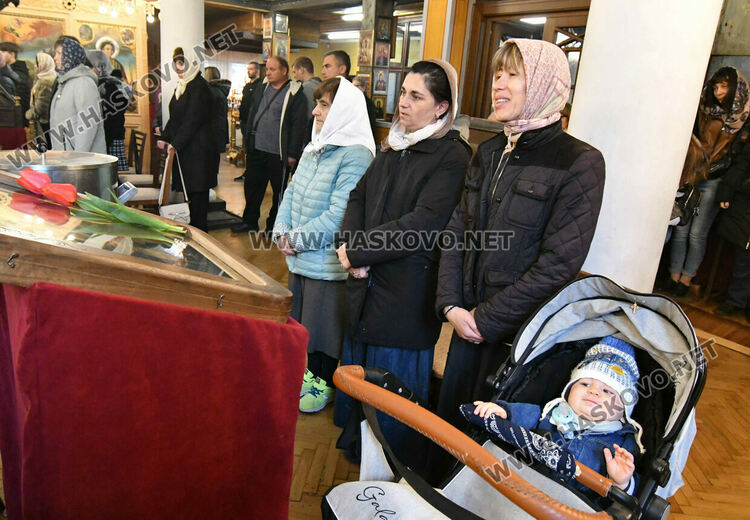 Днес е Цветница. Празнуват най-много именици