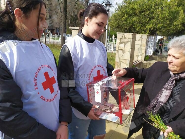 Доброволци на БЧК в Кърджали събират дарения на Цветница в трите християнски храма