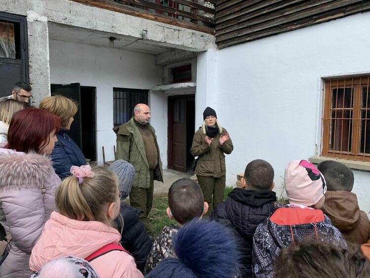 Ученици от Смолян посетиха единствената шишаркосушилня в региона