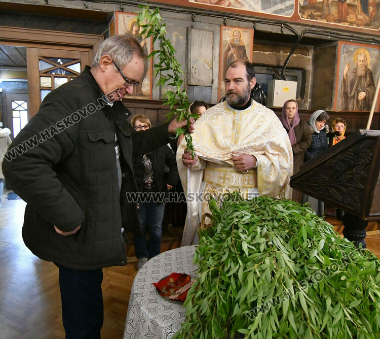 Днес е Цветница. Празнуват най-много именици