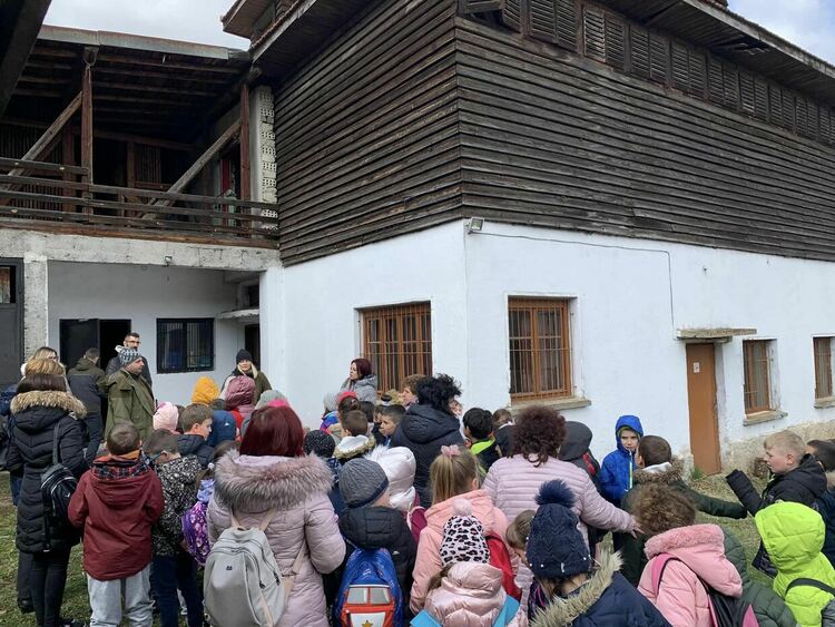 Ученици от Смолян посетиха единствената шишаркосушилня в региона