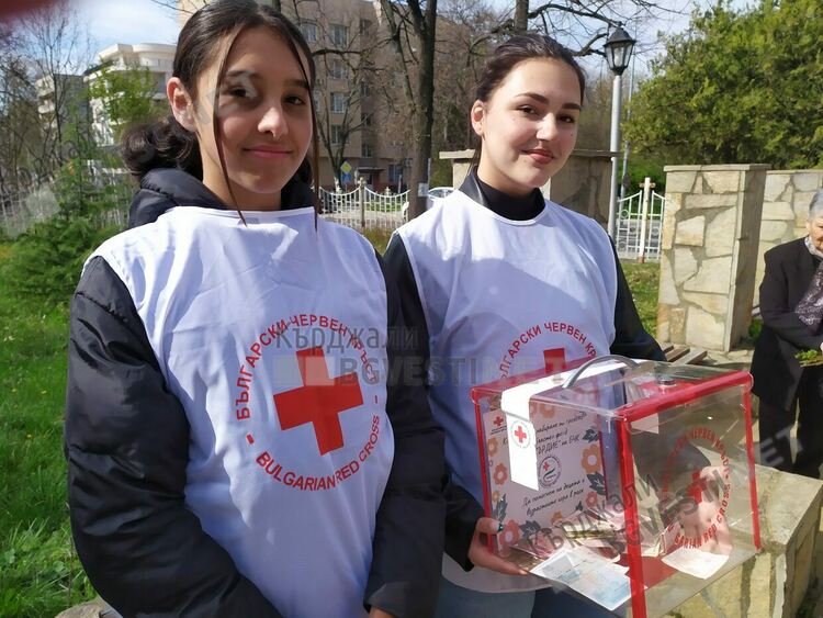 Доброволци на БЧК в Кърджали събират дарения на Цветница в трите християнски храма