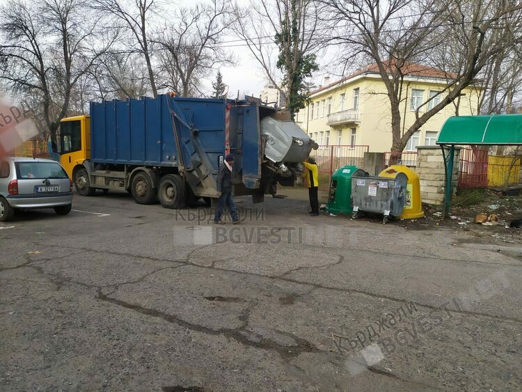 Сметосъбираща фирма в Кърджали закъса с кадрите,  търси сметосъбирачи и метачи