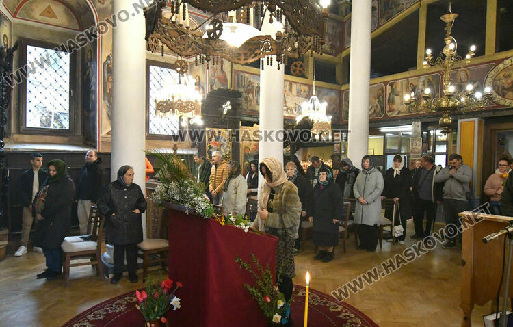 Днес е Цветница. Празнуват най-много именици