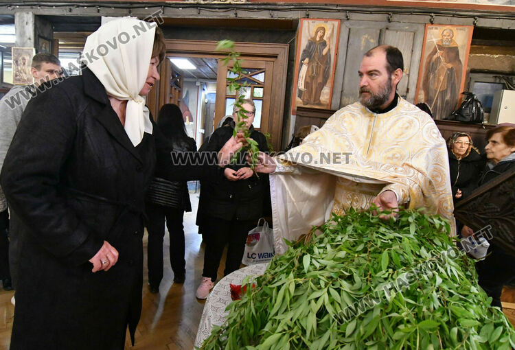 Днес е Цветница. Празнуват най-много именици
