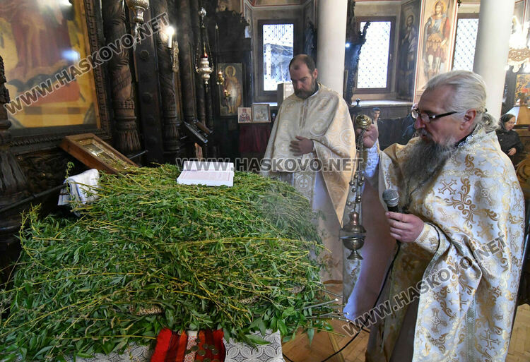 Днес е Цветница. Празнуват най-много именици