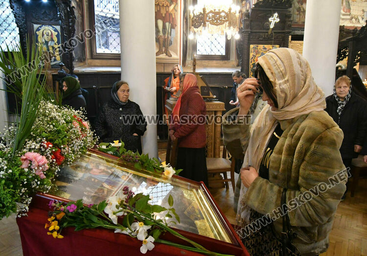 Днес е Цветница. Празнуват най-много именици