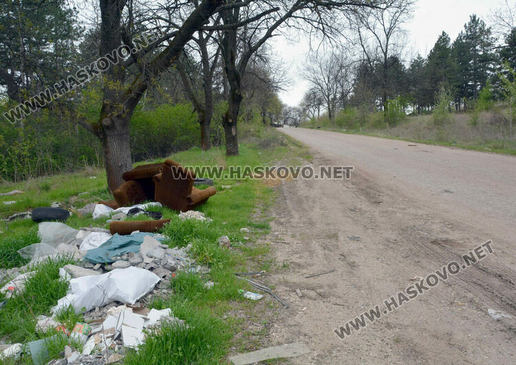 Изхвърлиха покъщнина и автомобилни части в покрайнините на Хасково