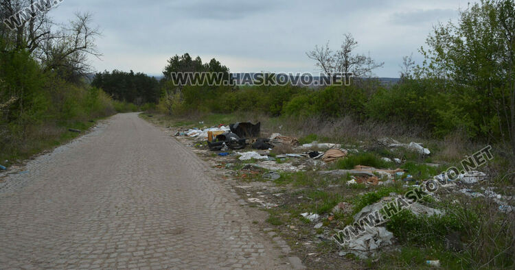 Изхвърлиха покъщнина и автомобилни части в покрайнините на Хасково