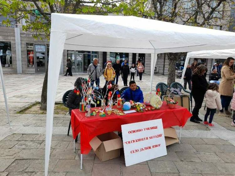 Пъстър великденски базар украси площада в Първомай