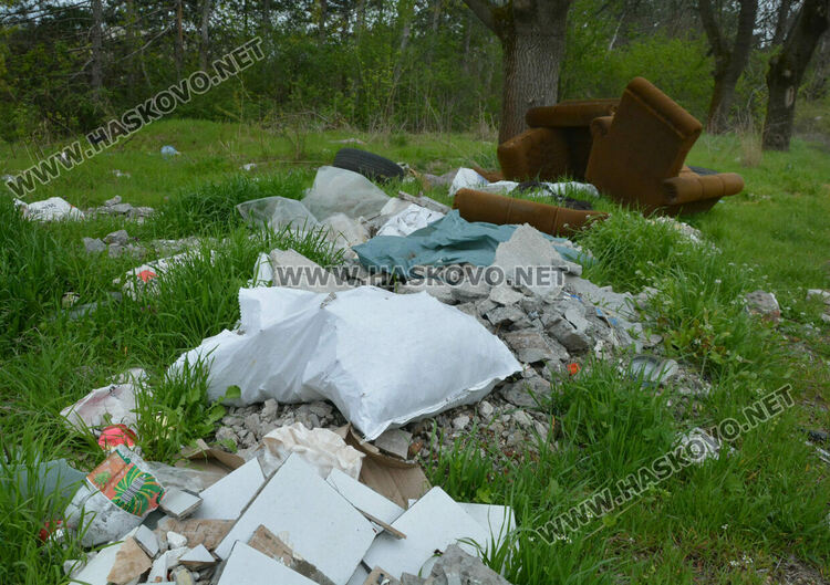 Изхвърлиха покъщнина и автомобилни части в покрайнините на Хасково