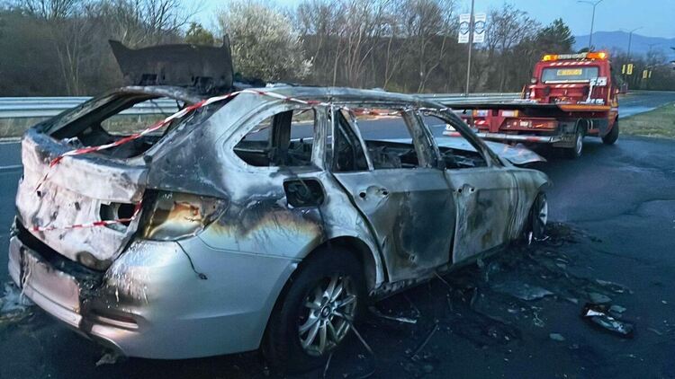 "Опел" се запали по време на път за Слънчоглед, БМВ изгоря на паркинг в Кърджали