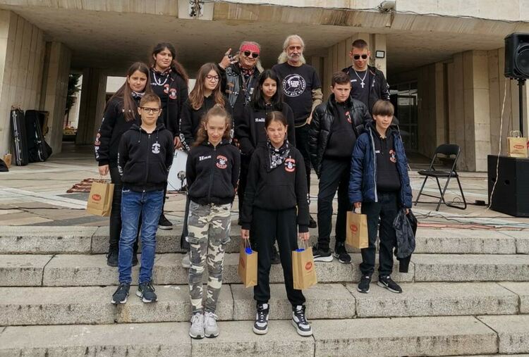 Пъстър великденски базар украси площада в Първомай