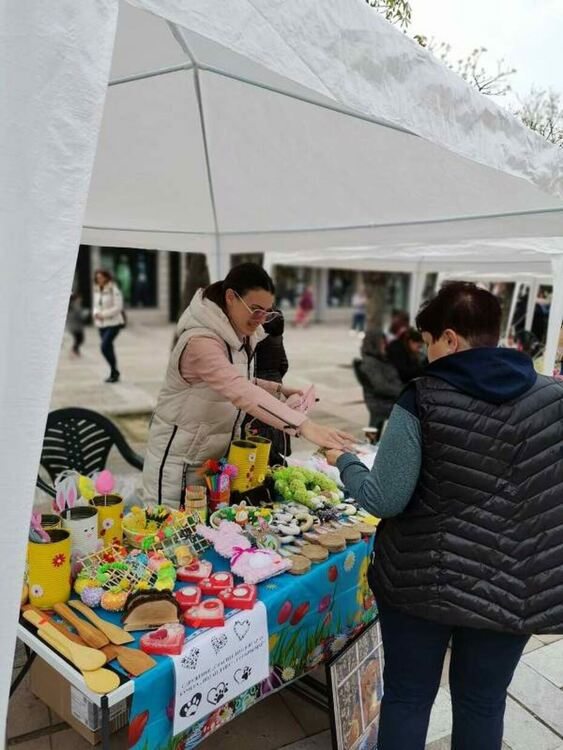 Пъстър великденски базар украси площада в Първомай
