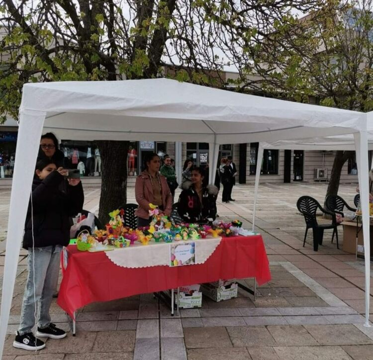 Пъстър великденски базар украси площада в Първомай