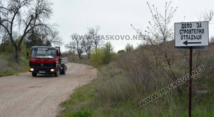 Изхвърлиха покъщнина и автомобилни части в покрайнините на Хасково