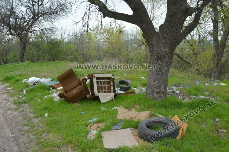 Изхвърлиха покъщнина и автомобилни части в покрайнините на Хасково