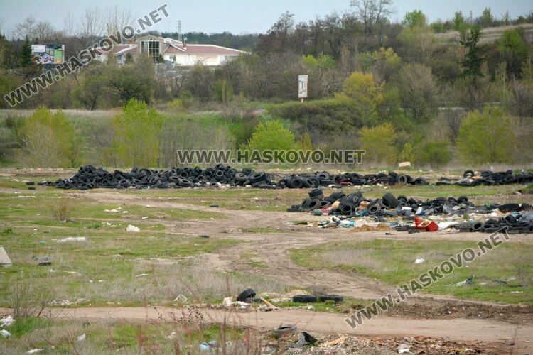 Изхвърлиха покъщнина и автомобилни части в покрайнините на Хасково