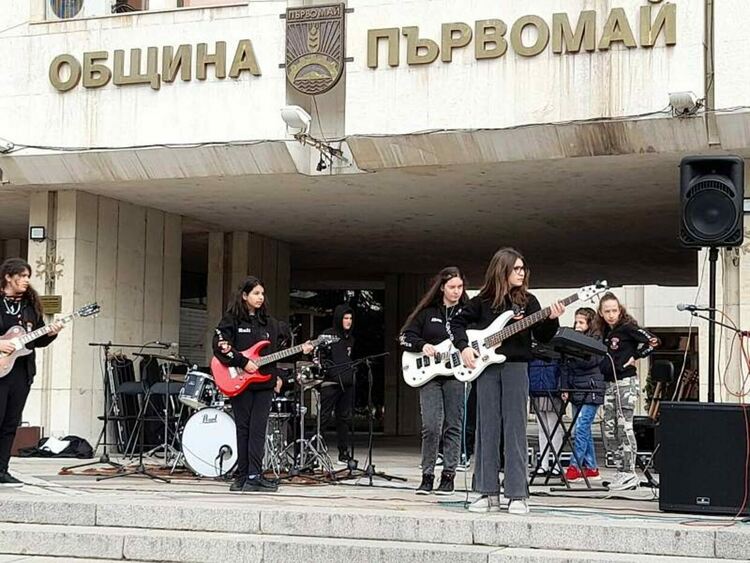 Пъстър великденски базар украси площада в Първомай