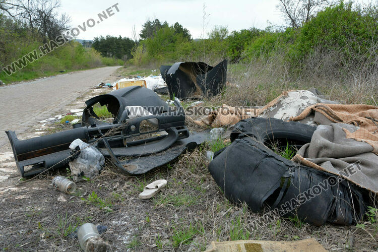 Изхвърлиха покъщнина и автомобилни части в покрайнините на Хасково